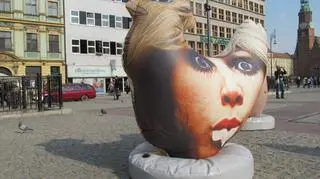 Artyści nazywają rzeźby "kurami feministycznymi"