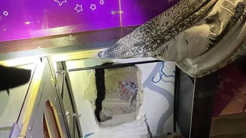 Przez dziurę w ścianie przechodził do tajnego pomieszczenia i tam ukrył się przed policjantami
