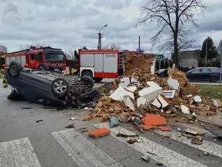 Kierowca peugeota wjechał w kapliczkę. Samochód dachował. 