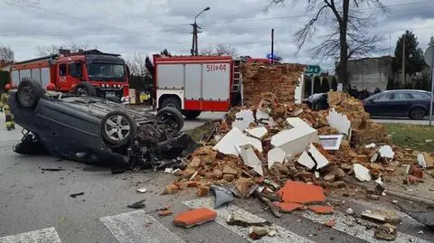 Kierowca peugeota wjechał w kapliczkę. Samochód dachował