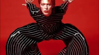 Kostium projektu Kansaia Yamamoto na trasę koncertową "Aladdin Sane Tour"