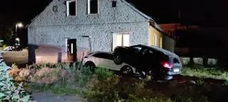 51-latek "zaparkował" na aucie