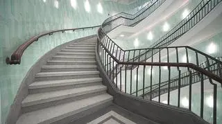 Charakterystyczne schody w środku 