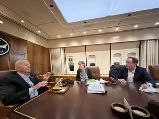 Lot Joe Bidena, Samanthy Power i Marka Brzezinskiego z Rzeszowa do Warszawy