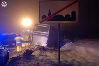 Kierujący busem z lawetą na śliskiej nawierzchni stracił panowanie nad pojazdem i zderzył się czołowo z jadącym z naprzeciwka autokarem