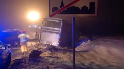 Kierujący busem z lawetą na śliskiej nawierzchni stracił panowanie nad pojazdem i zderzył się czołowo z jadącym z naprzeciwka autokarem