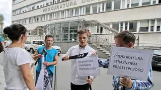Młodzi ludzie protestowali z nożami i siekierami w rękach
