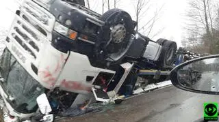 Ciężarówka przewróciła się i wylądowała na dachu