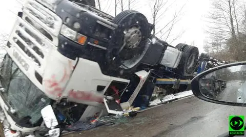 Ciężarówka przewróciła się i wylądowała na dachu