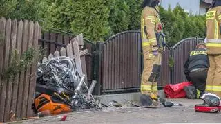 Wrak motocykla wpadł na pobliską posesję