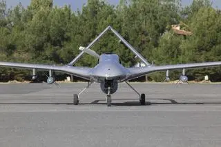 Dron Bayraktar TB2 na płycie lotniska. 