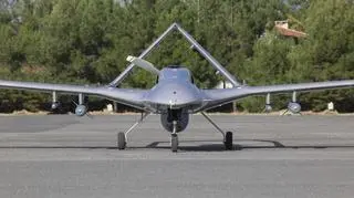 Dron Bayraktar TB2 na płycie lotniska. 