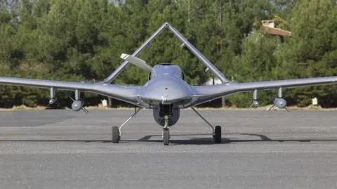 Dron Bayraktar TB2 na płycie lotniska. 