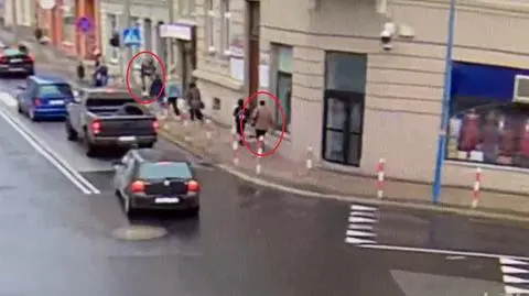 15-latki jechały hulajnogą po chodniku, potrąciły pieszą. "Tak kończy się brak znajomości przepisów i wyobraźni"