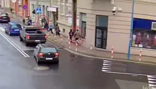 Nastolatki na hulajnodze potrąciły seniorkę