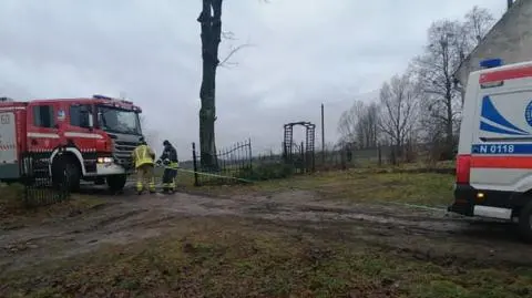 Karetka ugrzęzła w błocie, pomogli strażacy. Podobnych interwencji było więcej