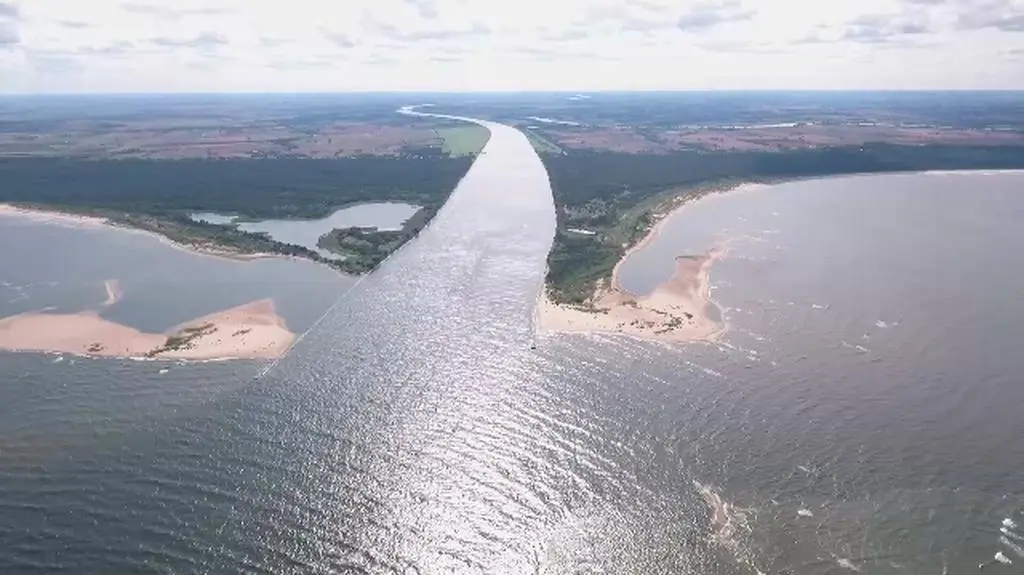 Gdy morze jest wzburzone woda słona szybciej miesza się ze słodką i znika granica