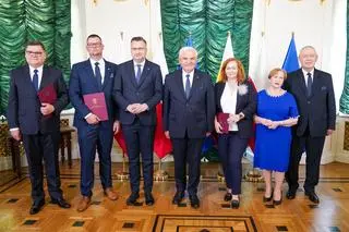 Od lewej: Marek Masalski, Tomasz Klim, Rafał Rudnicki, Tadeusz Truskolaski, Eliza Cybulko, skarbnik Stanisława Kozłowska oraz sekretarz Krzysztof Karpieszuk  