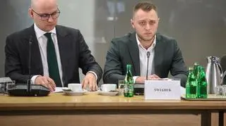 Edgar Kobos (z prawej) przed sejmową komisją śledczą (luty 2024) 