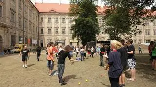 Sześć tysięcy uczestników, przeszło 120 warsztatów, stu artystów i 10 scen. W Lubiążu trwa XX Slot Art Festival.