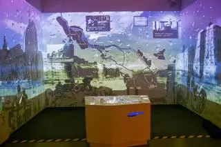 Sekcja multimedialna o powodzi w 1997 roku na wystawie głównej "Wrocław 1945–2016" w Centrum Historii Zajezdnia