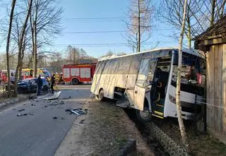 Autobus z młodzieżą szkolną zderzył się z samochodem i wjechał do rowu