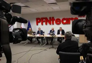 Wciąż istnieje i wciąż płyną do niej miliony z państwowych spółek. Dlaczego?