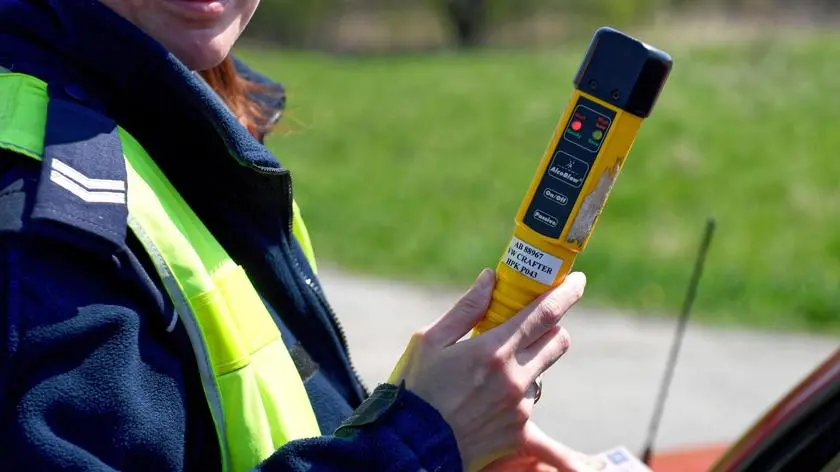 Stał na czerwonym świetle i popijał piwo