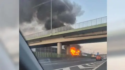 Na A2 zapalił się tir