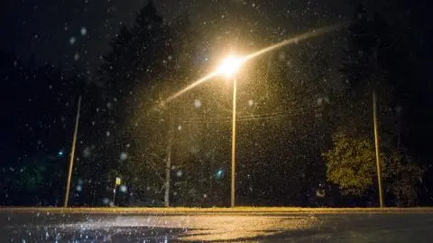 Opady deszczu ze śniegiem w nocy