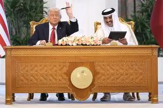 Trump podpisuje umowę w Katarze