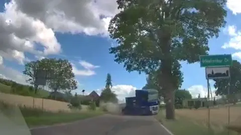 Kierowca ciężarówki w wyniku zderzenia stracił panowanie nad pojazdem