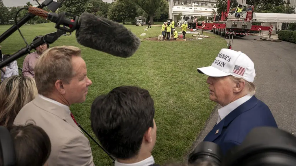 Donald Trump rozmawia z dziennikarzami przed Białym Domem