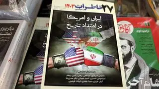 Czasopismo w kiosku w Teheranie informujące o rozmowach nuklearnych między Iranem a USA