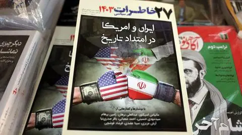Czasopismo w kiosku w Teheranie informujące o rozmowach nuklearnych między Iranem a USA