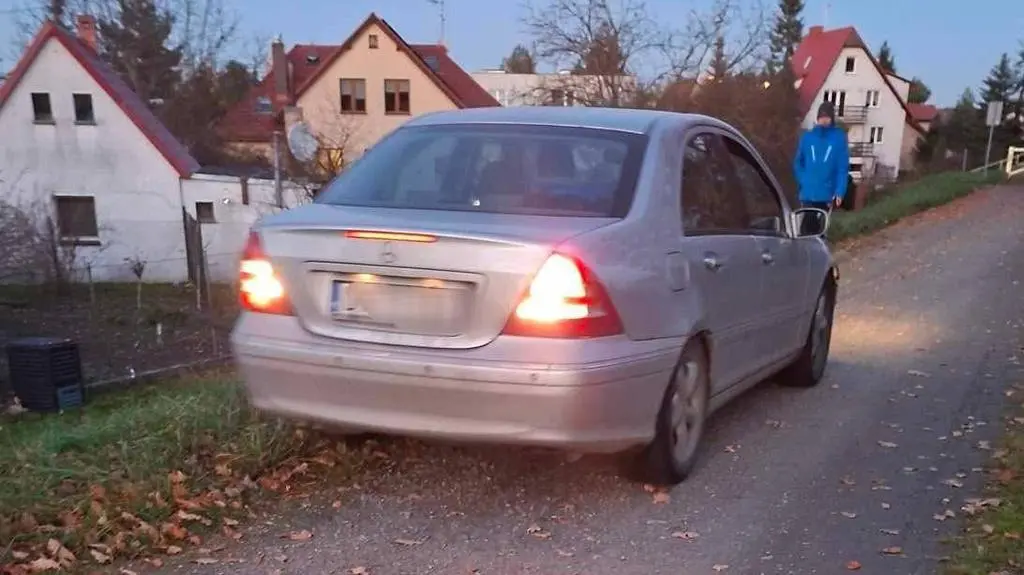 Kierowcy jeżdżą po wałach