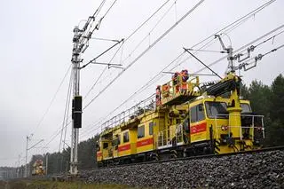 PUŁAWY ZERWANA SIEĆ TRAKCYJNA NAD TORAMI