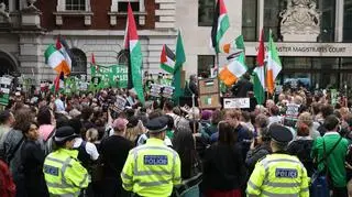 Protest w sprawie rapera Mo Chary z zespołu Kneecap przed sądem w Londynie