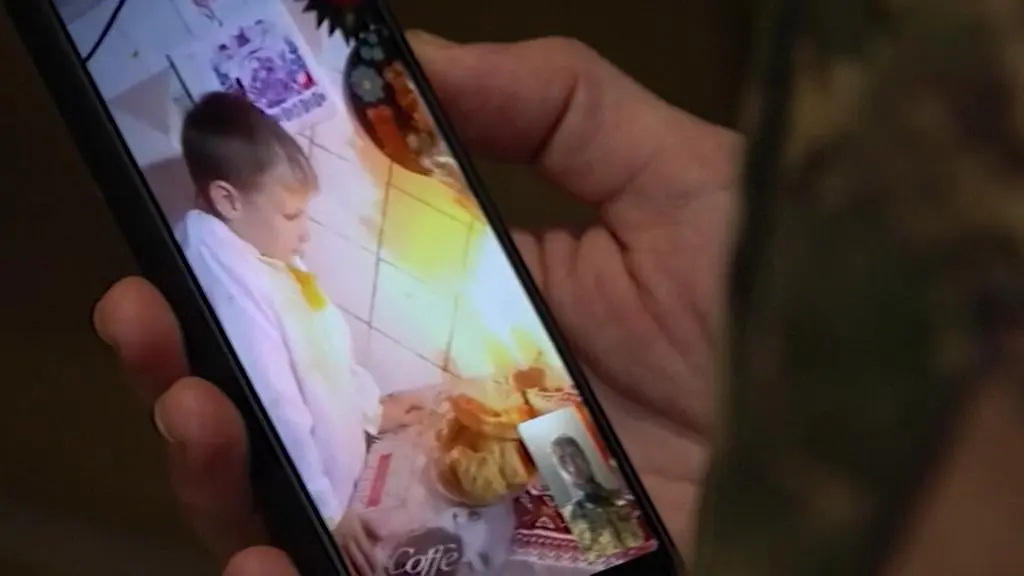 Ukraiński żołnierz rozmawia z rodziną przez telefon 