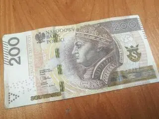 Chciał zapłacić za zakupy w piekarni imitacją banknotu 