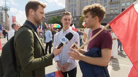 Radomir Wit rozmawia z uczestnikami marszu