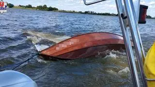 Funkcjonariusze odholowali łódkę do brzegu