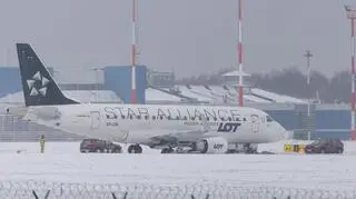 Samolot Polskich Linii Lotniczych LOT przylatujący z Warszawy wypadł z drogi kołowania po lądowaniu na lotnisku w Wilnie 