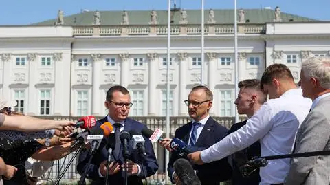 Paweł Szefernaker na konferencji przed Pałacem Prezydenckim