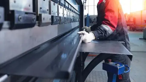 pracownik praca fabryka shutterstock_2604349525