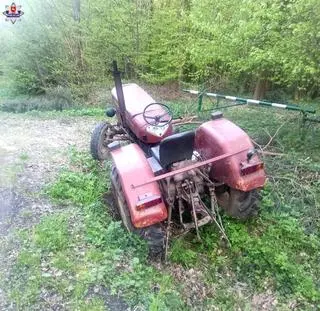 Spadł z siedzenia i dostał się pod koła