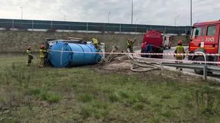 Cysterna przewróciła się na wjeździe na S2