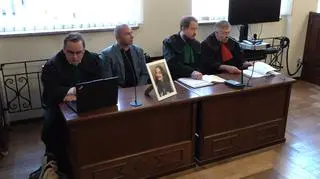 Ojciec 17-latki, która zginęła w wypadku z jej zdjęciem na sali sądowej