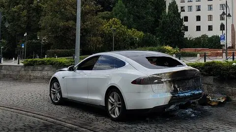Pożar samochodu elektrycznego pod hotelem w Brzegu
