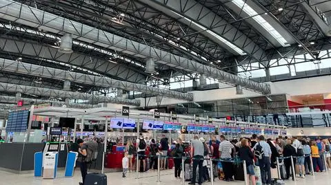 Pasażerowie odlatują bez walizek. Potężne utrudnienia na lotnisku